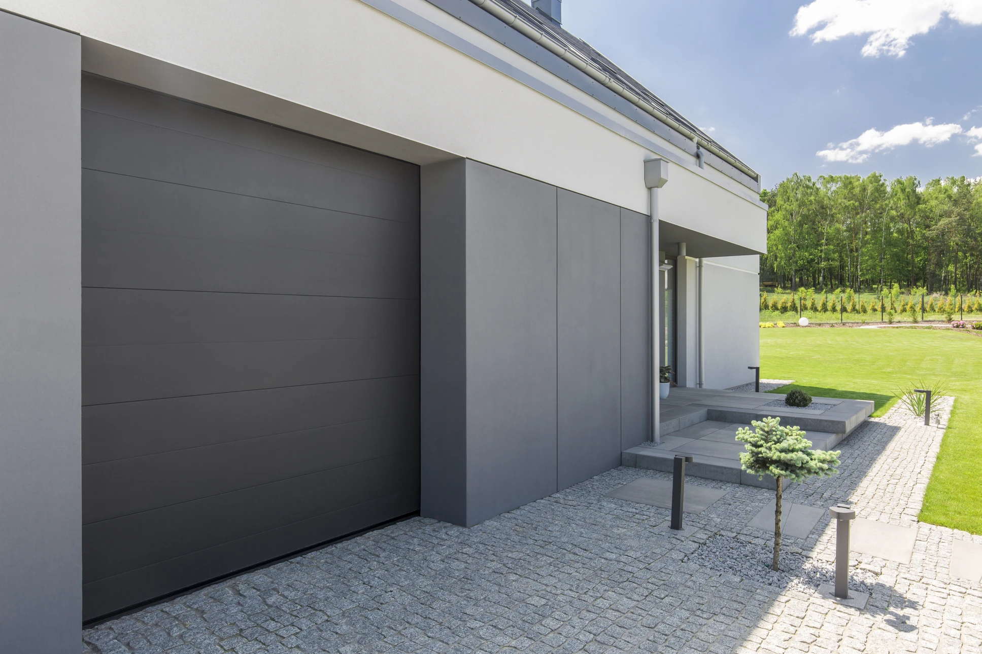 Façade moderne d'une maison contemporaine avec garage intégré