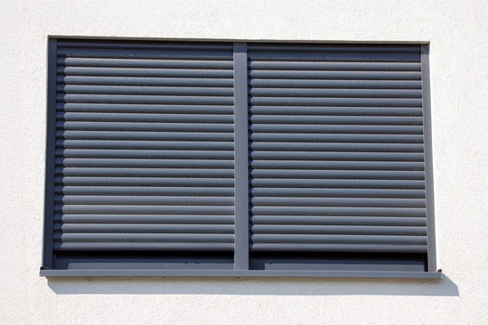 Mécanicien automobile travaillant sur moteur de véhicule dans garage professionnel