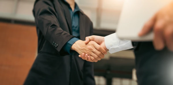 Vendeur affichant les volets au client