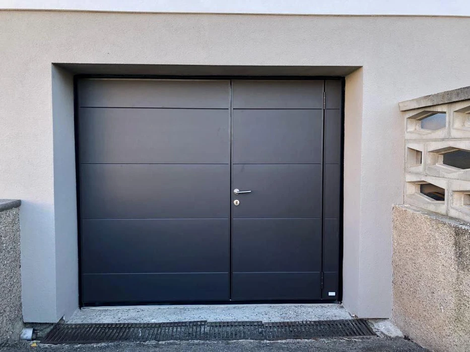 Extérieur résidentiel avec porte de garage battante double vantaux récemment installée