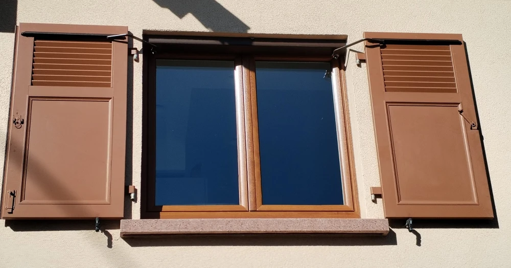 Maison individuelle à étage avec toit en tuiles terre cuite et murs enduits blancs, située dans un environnement résidentiel