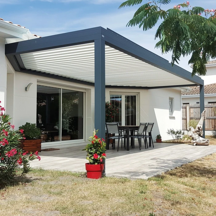 Intérieur moderne avec grandes baies vitrées coulissantes donnant sur terrasse extérieure