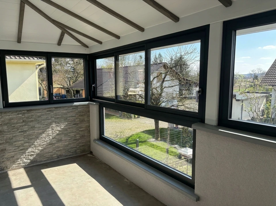 Intérieur de véranda ou extension vitrée avec plusieurs personnes présentes
