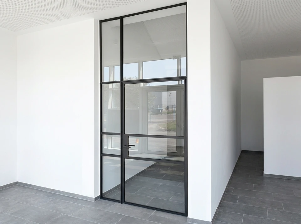 Intérieur moderne avec grandes baies vitrées coulissantes donnant sur terrasse extérieure