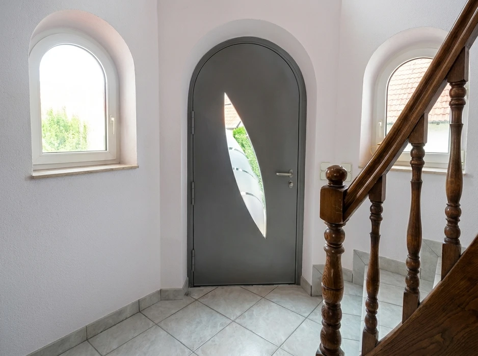 Entrée extérieure d'habitation avec porte d'entrée moderne blanche à double vantaux