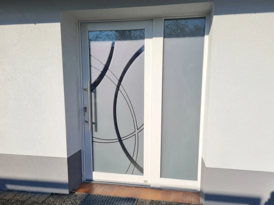 Extérieur résidentiel avec porte de garage battante double vantaux récemment installée
