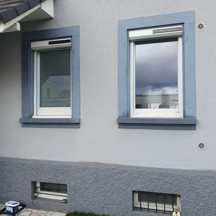 Intérieur moderne avec grandes baies vitrées coulissantes donnant sur terrasse extérieure