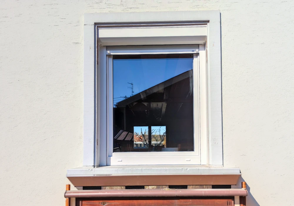 Intérieur moderne avec grandes baies vitrées coulissantes donnant sur terrasse extérieure