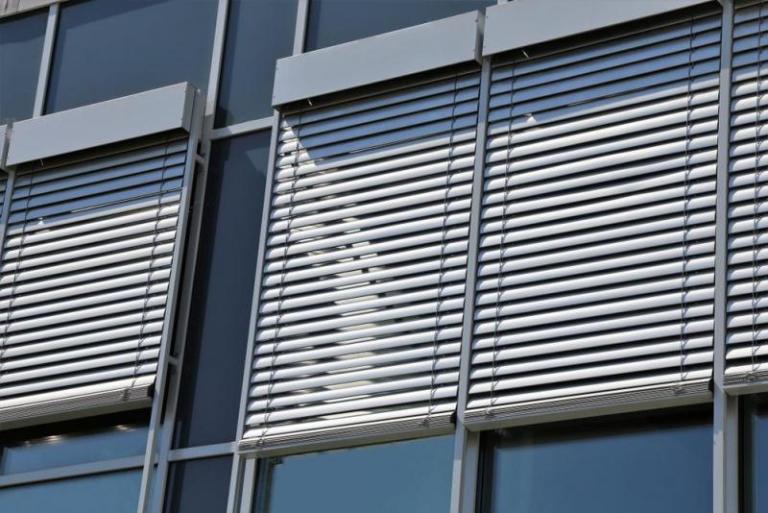 Pose de brise-soleil à Dauendorf : maîtrisez la chaleur et la lumière